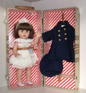 MARIQUITA PEREZ CON CENEFA Y ABRIGO CON BOINA EN BAUL MARRON. Precio 180 €