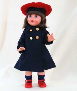 MARIQUITA PEREZ CON CONJUNTO ABRIGO MARINO Y BOINA ROJA. Precio 114 €