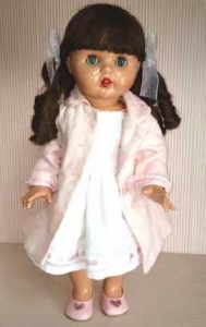 MARIQUITA PEREZ CON VESTIDO BLANCO Y ABRIGO ROSA. Precio 104 €