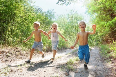 niños jugando diversal